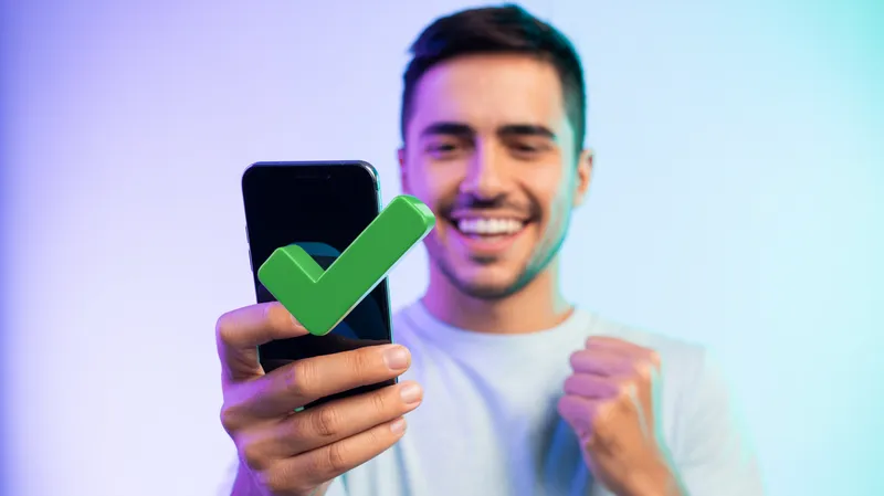Persona feliz conservando su número al cambiarse a MexaRed